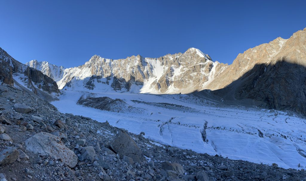 Kuva 7. Free Korea Peak (vas., 4740 m), Ak-Too (kes., 4612 m) ja Teketor (oik., 4441 m) pohjoisseinät